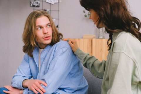 two people in genuine conversation showing what it looks like to learn how to have a healthy relationship