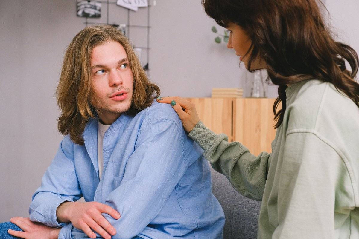 two people in genuine conversation showing what it looks like to learn how to have a healthy relationship