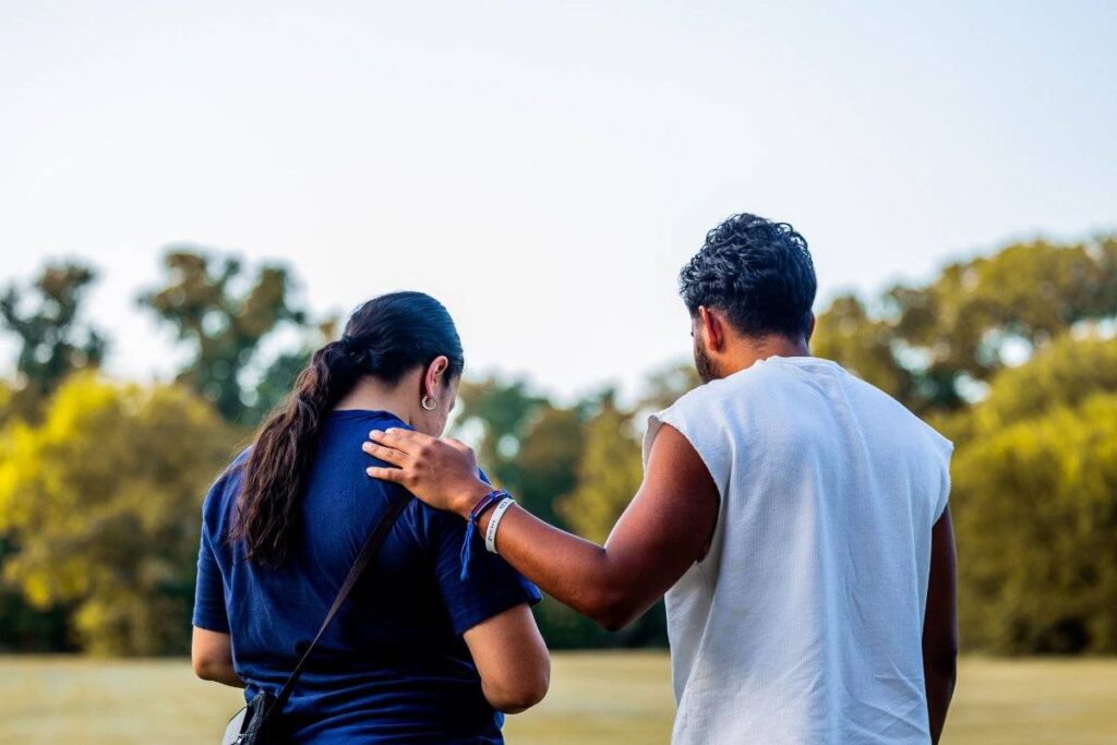 two people reconciling after conflict showing repair as a key to how to have a healthy relationship