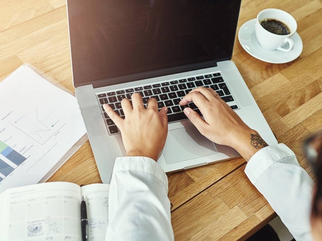 Using the Pomodoro technique to stay focused and boost productivity with short breaks